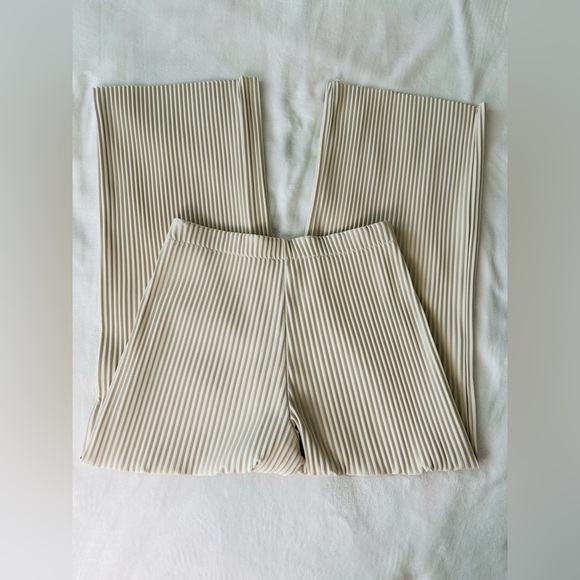 Aritzia Babaton “Skilled” Cream Wide-Leg Pleated Pants Size Large - Picture 11 of 12